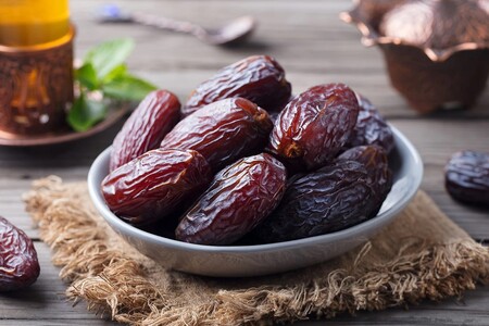 Khajur (Dates - 4 pcs)